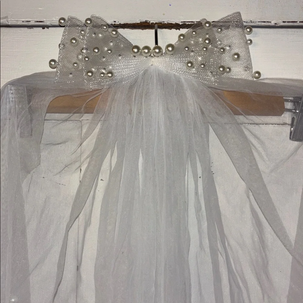 Wedding Veil with Pearl Bow - Picture 3 of 7